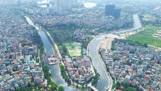 Sông Tô Lịch nhìn từ trên cao. 