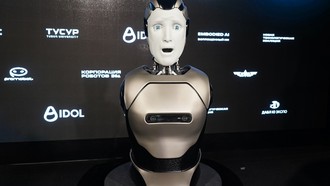 Robot mang tên IDOL.