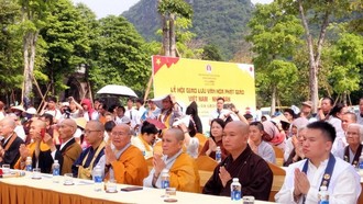 Tăng ni, phật tử và du khách tham gia Lễ hội giao lưu văn hóa Phật giáo Việt Nam và Nhật Bản.