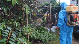 Phun hóa chất diệt muỗi.