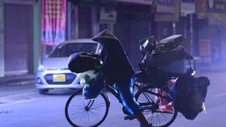 Người dân mưu sinh trong thời tiết rét đậm.