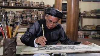 Nghệ nhân tranh Đông Hồ Nguyễn Đăng Chế. 