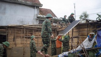 Lực lượng bộ đội ra quân giúp dân xây dựng và sửa chữa nhà cửa bị ảnh hưởng bởi mưa lũ tại xã Lộc An, thành phố Huế.