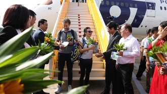 Thứ trưởng Hồ An Phong đón vị khách thứ 20 triệu tại sân bay Phú Quốc. 