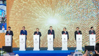 Đại biểu bấm nút khởi công dự án đầu tư xây dựng trục đại lộ cảnh quan sông Hồng.