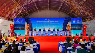 Đại biểu bấm nút khởi công tuyến đường kết nối sân bay Gia Bình - Hà Nội, tổng mức đầu tư dự kiến toàn tuyến khoảng 83.000 tỷ đồng