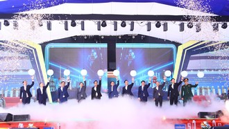 Đại biểu thực hiện nghi thức khai mạc Lễ khởi công dự án đầu tư xây dựng đường sắt đô thị thành phố Hà Nội, tuyến số 5, Văn Cao – Ngọc Khánh – Láng – Hoà Lạc