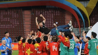 Huấn luyện viên Kim Sang-sik thêm một lần cùng bóng đá Việt Nam "chinh phục" thành công Rajamangala, mang về tấm huy chương Vàng quý giá cho bóng đá Việt Nam tại kỳ SEA Games 33 này.
