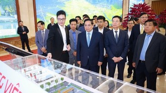 Thủ tướng Phạm Minh Chính tham quan trưng bày sản phẩm công nghệ số tại Diễn đàn Quốc gia phát triển kinh tế số và xã hội số lần thứ 3. 