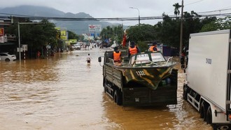 Lực lượng quân đội cùng phương tiện tham gia hỗ trợ ứng cứu người dân vùng ngập lụt tỉnh Khánh Hòa. 