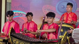 Dàn nhạc Ngũ âm Khmer (Plêng Pinn Peat) là dàn nhạc truyền thống đặc sắc của đồng bào Khmer.