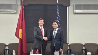 Thứ trưởng Bộ Ngoại giao Đặng Hoàng Giang và Quyền Trợ lý Ngoại trưởng Mỹ Fleet White.