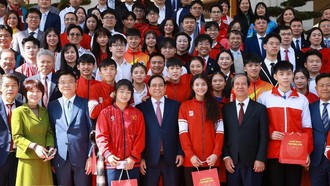 Thủ tướng Phạm Minh Chính với học sinh đoạt giải tại các kỳ thi quốc tế năm 2025. 