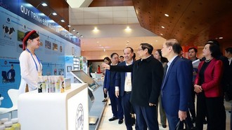 Thủ tướng Phạm Minh Chính kiểm tra khu trưng bày các sản phẩm tiêu biểu. 