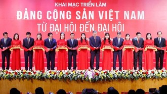 Tổng Bí thư Tô Lâm và các đồng chí lãnh đạo Đảng, Nhà nước cắt băng khai mạc Triển lãm "Đảng Cộng sản Việt Nam - Từ Đại hội đến Đại hội." 