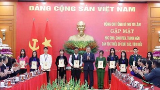 Tổng Bí thư Tô Lâm tặng quà học sinh, sinh viên, thanh niên dân tộc thiểu số xuất sắc, tiêu biểu.