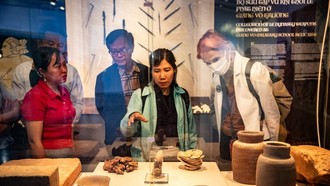 Du khách tìm hiểu và tham quan bộ sưu tập vũ khí thời Lê được công nhận là bảo vật quốc gia.