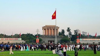 Trong không khí trang nghiêm, hình ảnh lá quốc kỳ tung bay trước Lăng Chủ tịch Hồ Chí Minh đã khơi dậy lòng tự hào dân tộc sâu sắc trong trái tim mỗi người con đất Việt có mặt tại Thủ đô.