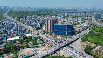 Nút giao Đàm Quang Trung - Cổ Linh hướng lên cầu Vĩnh Tuy về trung tâm xe đông, di chuyển chậm