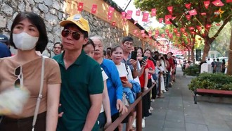 Tất cả du khách đều kiên nhẫn chờ đợi để được vào thăm di tích