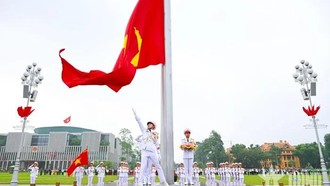 Quốc kỳ tung bay trên Quảng trường Ba Đình