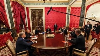 Tổng thống Nga Vladimir Putin (thứ 2, theo chiều kim đồng hồ) trong cuộc gặp hai Đặc phái viên của Tổng thống Mỹ Donald Trump, ông Steve Witkoff (thứ 6) và Jared Kushner (thứ 5) tại Moskva, ngày 5/9. 