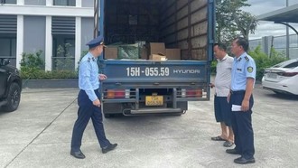 Đội Quản lý thị trường số 1 tiến hành khám phương tiện BKS 15H-055.59.