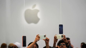 Khách hàng trải nghiệm các sản phẩm của Apple tại Cupertino, California, Mỹ. 