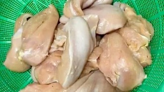 Phụ huynh phát hiện thịt gà có mùi lạ.