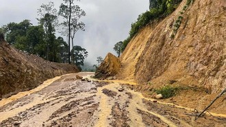 Nhiều tuyến đường tại các xã miền núi tỉnh Quảng Trị xảy ra tình trạng sạt lở đất đá, giao thông không thể đi lại. 