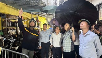 Chủ tịch UBND TP Hà Nội Vũ Đại Thắng (ở giữa) kiểm tra hiện trường vụ cháy ở Tây Hồ.