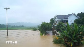 Nhà dân ở Thanh Hóa ngập sâu trong biển nước.