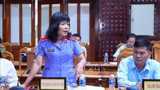 Bà Trần Thị Thụy Vũ, Phó Viện trưởng Viện Kiểm sát nhân dân tỉnh Tây Ninh đóng góp ý kiến đối với Dự án Luật Xử lý vi phạm hành chính (sửa đổi).