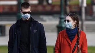 Người dân đeo khẩu trang tại Moskva, Nga. 