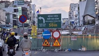 Đường Cách Mạng Tháng Tám đang được rào chắn để thi công nhà ga metro Bến Thành - Tham Lương.
