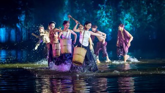 Show diễn “Tinh hoa Bắc Bộ” được trình diễn ngay trên mặt hồ Đình Làng Đa Phúc, Quốc Oai, Hà Nội.