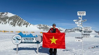 Chủ tịch Tập đoàn CEO Group mang cờ Tổ quốc và cờ Đảng đến Nam cực