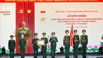 Thượng tướng Phạm Hoài Nam, Ủy viên Trung ương Đảng, Ủy viên Thường vụ Quân ủy Trung ương, Thứ trưởng Bộ Quốc phòng, trao danh hiệu Anh hùng Lực lượng vũ trang nhân dân cho Viettel High Tech.