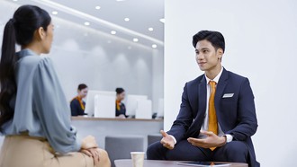Nhân viên VIB đồng hành cùng khách hàng trong việc hoạch định giải pháp bảo vệ và tài chính.