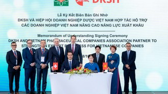 Ông Charaf Kadri, Phó Chủ tịch, Ngành hàng Chăm sóc Sức khỏe, DKSH Việt Nam (ngồi bên trái) và Bà Trần Thị Thu, Phó Chủ tịch Thường trực Hiệp hội Doanh nghiệp Dược Việt Nam (ngồi bên phải), đã đại diện cho hai đơn vị ký kết Biên bản ghi nhớ (MOU).