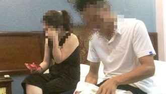 Anh Hùng và chị P bị chồng bắt quả tang đang ở chung trong phòng nghỉ.