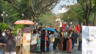 Chương trình “Tụ hội Sáng tạo” - Lễ hội Thiết kế sáng tạo Hà Nội 2026 thu hút đông đảo du khách tham quan.