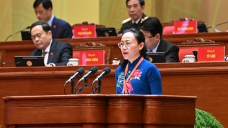 Đồng chí Lê Ngọc Hân, Bí thư Đảng ủy đặc khu Cô Tô, tỉnh Quảng Ninh trình bày tham luận “Bảo vệ môi trường, thích ứng với biến đổi khí hậu - Trụ cột chiến lược trong phát triển bền vững của kỷ nguyên mới nhìn từ thực tiễn đặc khu Cô Tô, tỉnh Quảng Ninh"