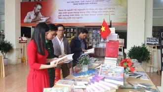 Đại biểu tham quan khu triển lãm, giới thiệu sách.