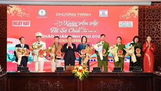Ban tổ chức trao quà tri ân các đại biểu, khách mời tham gia chương trình "Xuân ấm áp - Tết sẻ chia" lần thứ 9