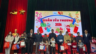 Ông Trần Doãn Tiến - Tổng Biên tập Tạp chí Sức khỏe Trẻ em cùng ông Vũ Tiến Tiệp - Bí thư Đảng ủy, Chủ tịch HĐND, đại diện lãnh đạo xã Bình An trao quà cho các em nhỏ có hoàn cảnh khó khăn trên địa bàn xã Bình An, tỉnh Ninh Bình