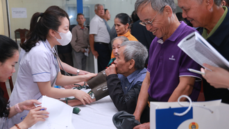 300 gia đình có công với cách mạng, người dân có hoàn cảnh khó khăn được khám, cấp thuốc miễn phí.