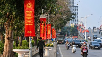 Cờ Đảng, cờ Tổ quốc và khẩu hiệu kêu gọi cử tri đi bầu cử đại biểu Quốc hội khóa XVI và đại biểu HĐND các cấp trang hoàng rực rỡ.