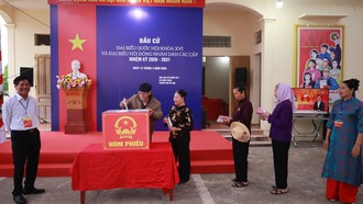 100% cử tri xã Minh Châu, Hà Nội đi bầu cử trước 14 giờ 