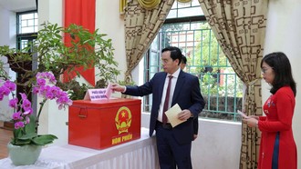 Cử tri thực hiện quyền công dân tại Đơn vị Bầu cử số 5.